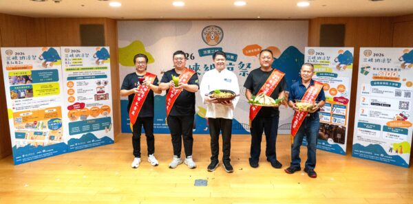 2026三峽納涼祭新品發表,(左起)由百大青農陳冠樺、百大青農黃耀寬、龍行天下餐飲公司董事長(即峸食鱸魚主廚)黃偉峸、新北筍王陳國隆和全國筍王林森淋,共同展示琥珀洛神冰茶、羽衣鮮檸綠、桂竹筍滷豬肉、梨仔筍、桂竹筍牛肉湯等年度新品。圖/新北市三峽區農會