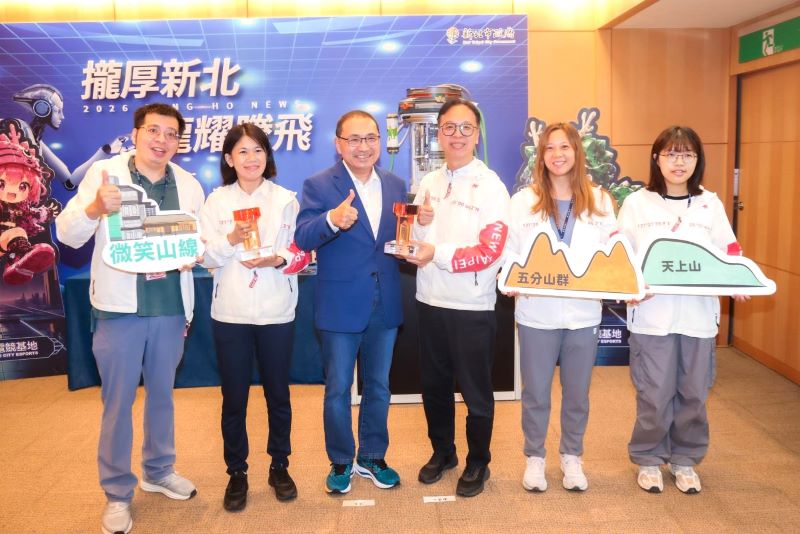 《圖說》觀旅局長楊宗珉〈右三〉偕團隊於日市政會議獻獎。〈觀旅局提供〉