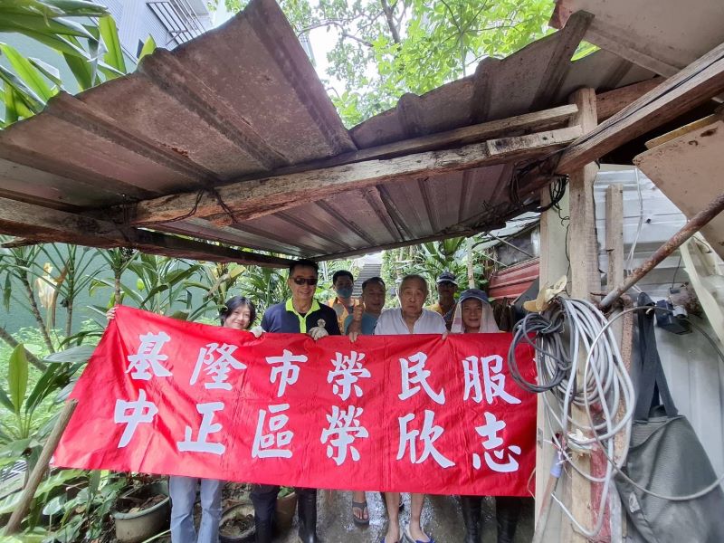《圖說》方正處長(左2)率同仁於劉爺爺住家前歡喜合影。〈基隆榮服處提供〉