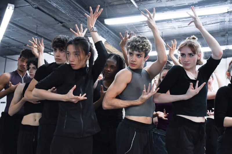 《圖說》洪綵希(右3)在Joffrey Ballet School 教課。〈洪綵希提供〉