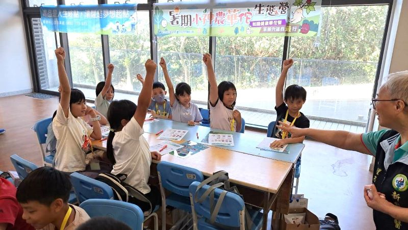 《圖說》「小神農華佗營」有獎徵答,孩子們踴躍搶答,展現一天學習成果。〈衛生局提供〉