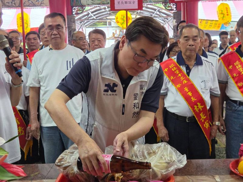 《圖說》副市長劉和然斟酒追思先賢、安撫孤魂,誠心祈求國運昌隆、物阜民豐。〈民政局提供〉