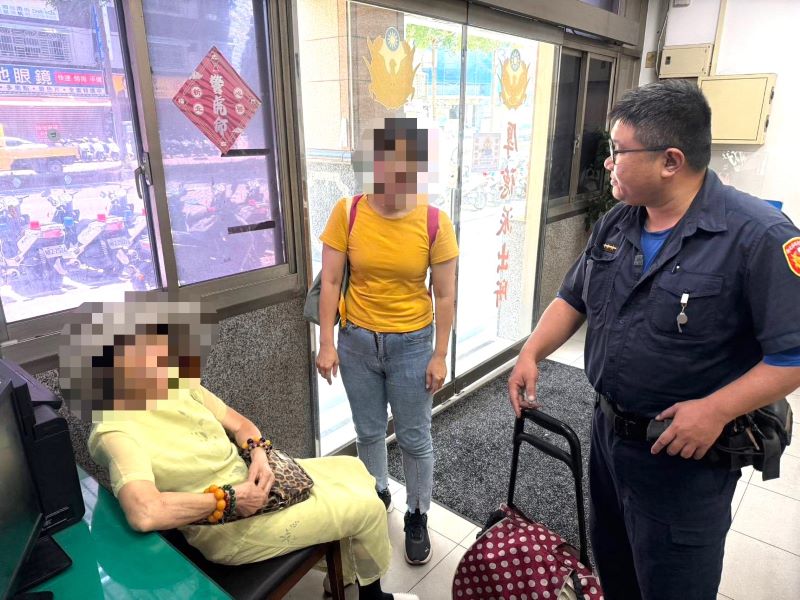 《圖說》家屬趕到派出所看到母親平安無恙,放下懸著的一顆心,連聲向警方道謝。〈三重分局提供〉