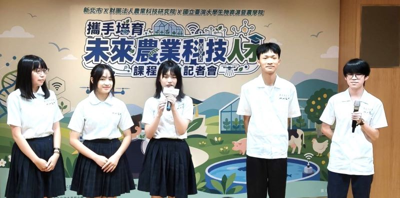《圖說》課程開箱影片,學生介紹課程。〈記者葉柏成攝〉