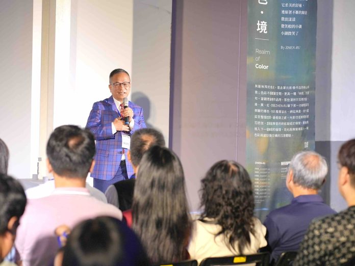 8月桶裝瓦斯凍漲 台灣中油:照顧全台家庭及餐飲業 夢蓮花文化藝術基金會執行長陳萬和於《流光藝境》特展桃園場開幕式致詞,期望特展帶給觀者在反照中得到心靈的重新認知與療癒。夢蓮花文藝基金會提供 scaled
