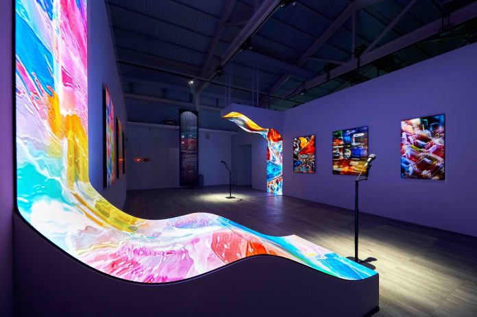 8月桶裝瓦斯凍漲 台灣中油:照顧全台家庭及餐飲業 《流光藝境》特展語境《吟詠流光》展區,作品的詩意與觀眾的話語在此交匯,呈現語言具有改變視覺的力量。夢蓮花文藝基金會提供 scaled
