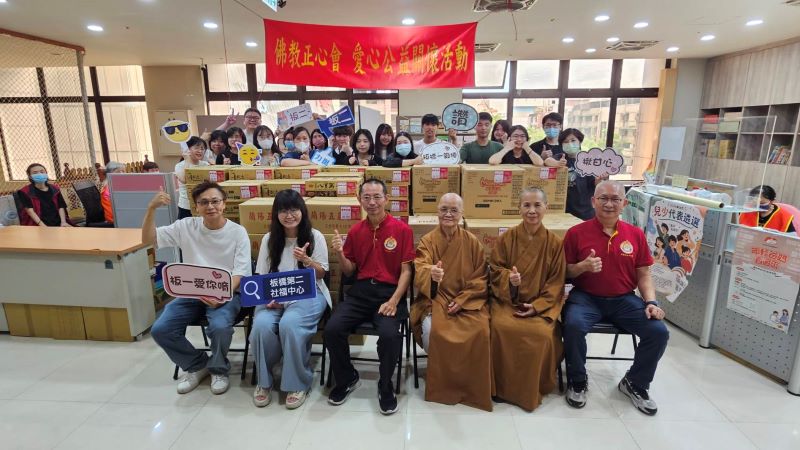 《圖說》陳慶家主任(社一)及陳文伶主任(社二)感謝正心會多年來與社福中心共同關懷弱勢家庭，不論是金錢或是實物都給予弱勢者最及時的幫助，真正感受到佛陀教導的大悲行願無處不現。〈正心會提供〉