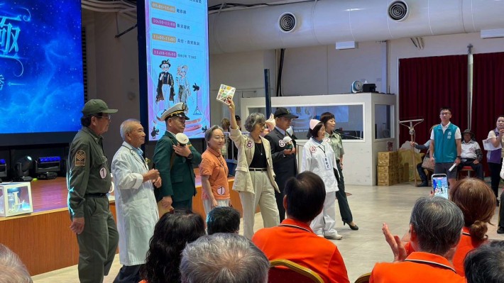 雲林銀髮職人齊聚伸展台,穿上懷舊服飾展現自信風采,秀出精彩人生故事。