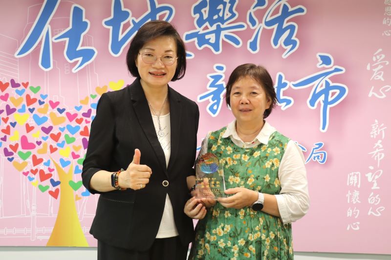 《圖說》新北市社會局秘書室雇工許盈溱服務46年即將退休,社會局長李美珍今日在局務會議中,特別表彰,並致贈刻有「盈心奉獻、溱懷悠然」的琉璃紀念品。〈社會局提供〉