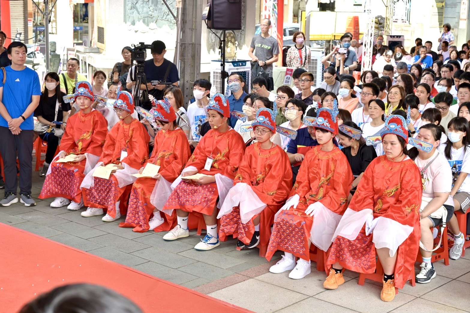 穿狀元服鑽轎底!桃園大廟景福宮成年禮300學子轉大人 S 35291160 0