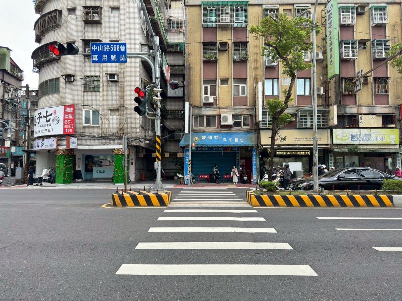 《圖說》養工處推動「中和區中山路二段至中山路三段道路改善工程」,行穿線適當退縮並增設庇護島保護行人,獲2026馬路好行評選工程類「優良」獎。〈工務局提供〉