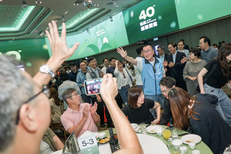 《圖說》李四川出席活動受到熱烈歡迎。〈李辦提供〉