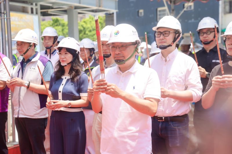 《圖說》汐止中正公有零售市場今日舉行上梁典禮,由新北市長侯友宜主持,祈求工程順利,力拚今年底完工啟用,左二經發局長盛筱蓉。〈市場處提供〉