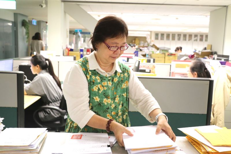 《圖說》許盈溱46年來經手超過數百萬件公文,堅守崗位,累積出令人敬佩的職人精神。〈社會局提供〉