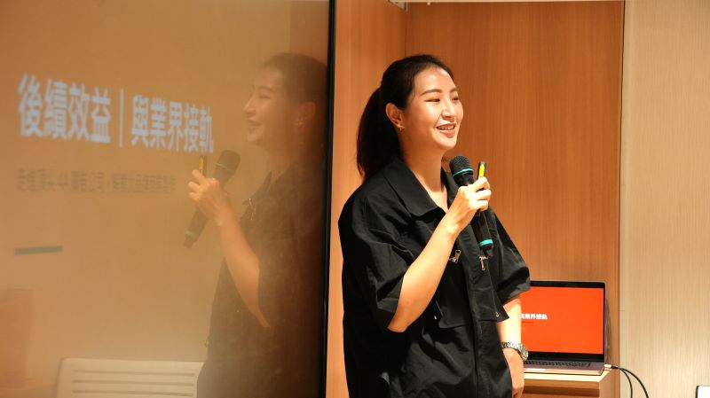 《圖說》吳安綺與學弟妹們分享從校園到廣告業界的經驗實戰。〈新聞局提供〉
