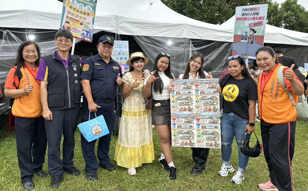 ▲圖說:現場許多外籍移工主動排隊參與警方宣導活動,學習「反詐」、「反毒」及交通安全知識 (圖/台中市政府 提供)