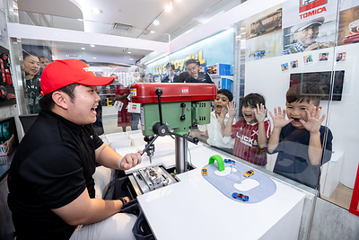 TOMICA BRAND STORE 及TOMICA FACTORY在亞洲各地為車迷帶來嶄新體驗，顧客可以親手組裝屬於自己的獨一無二的合金小車，既能展現個人風格，更加強身份認同感。