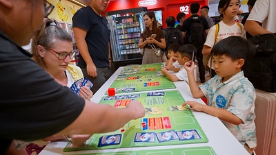 寶可夢集換式卡牌遊戲非常受亞洲家庭歡迎，一家大小圍在桌前對戰，令簡單的遊戲過程成為家人之間的珍貴時刻，進一步拉近彼此距離，促進跨代交流。